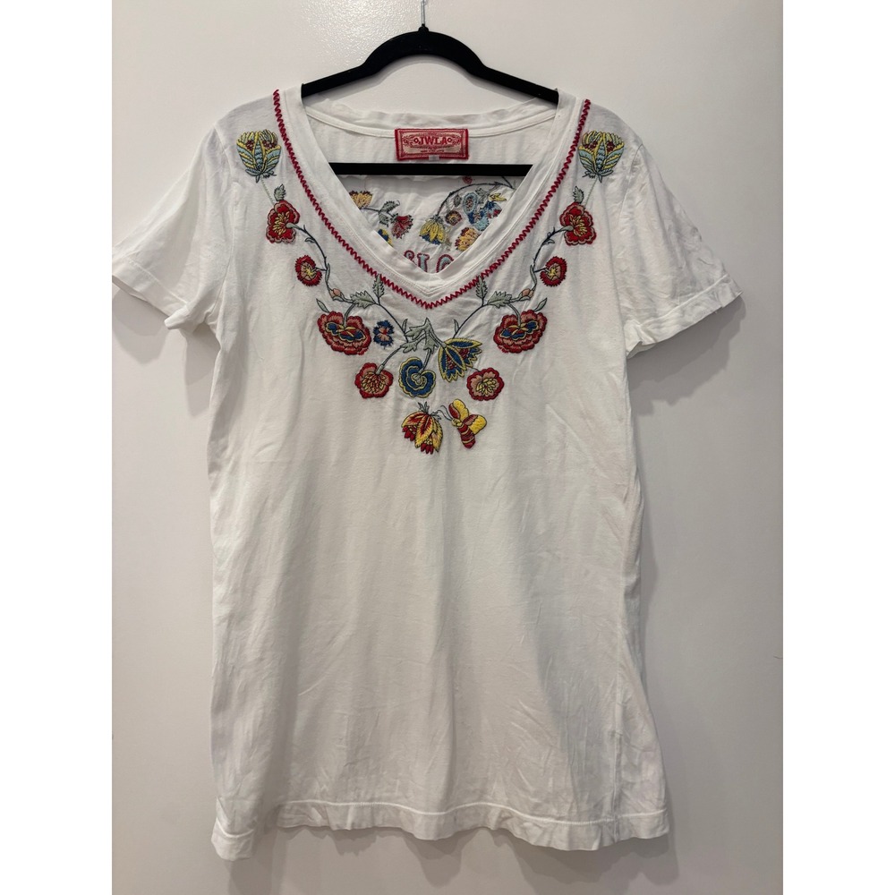 JWLA Johnny Was White Embroidered Floral Love Heart V-Neck Tee boho So Cal vibes